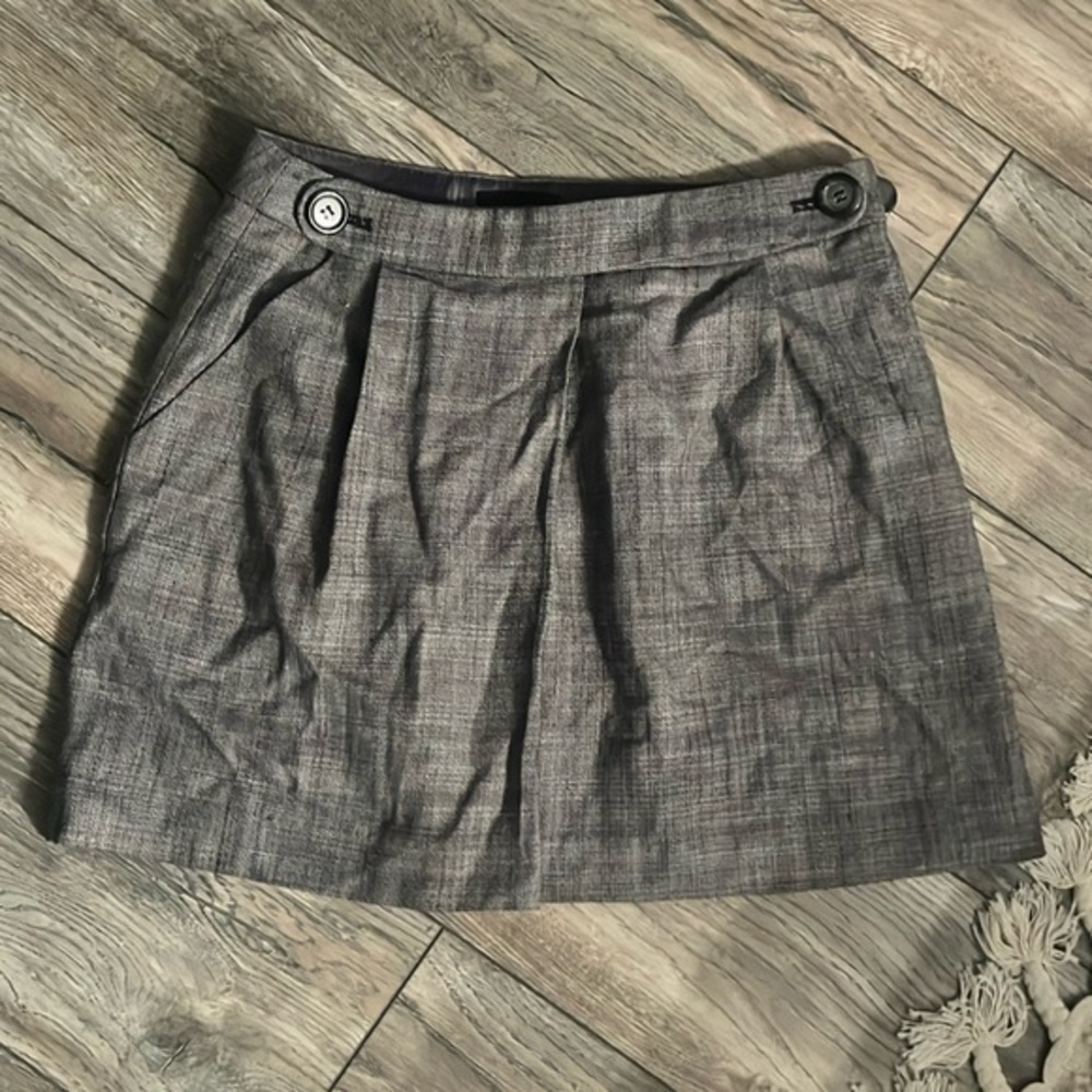 The limited size 4 gray plaid pleated front skirt lined